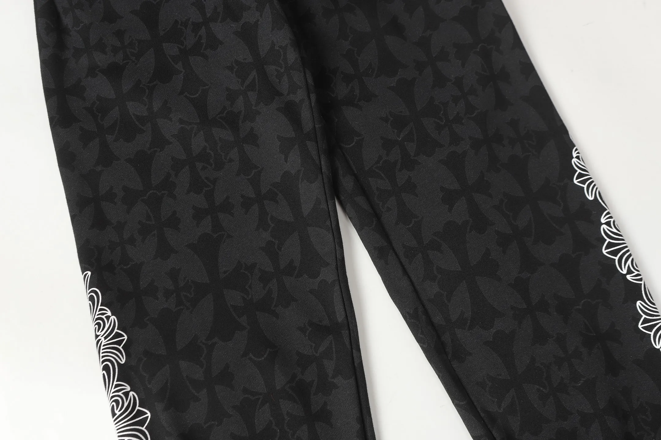 P280 #W5004 cross-border model. Those who pursue quality, please do not place an order. -Chrome Hearts/Chrome Hearts dark pattern all-over Sanskrit letter printed trousers, casual pants and sweatpants -High weight, high density and high quality. The wool is soft, delicate and skin-friendly. It feels soft and silky. It has excellent warmth and skin-friendly properties.